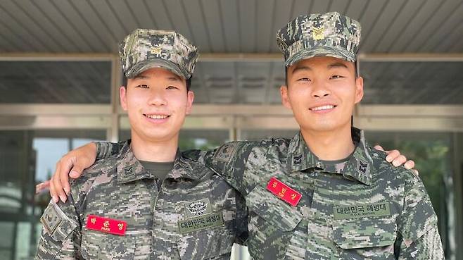 지난 1일 서울 올림픽대로 차량 전복 사고 현장에서 시민들을 구한 박준영 하사와 김민성 중사.