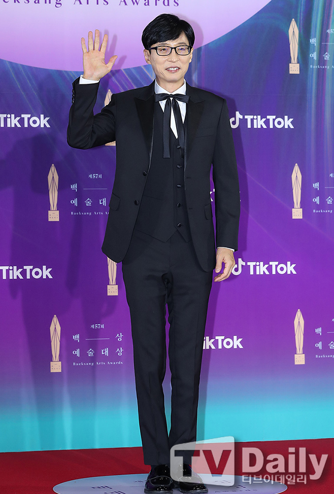 ? Yoo Jae-Suk, FA market hotThe FA market is hot due to the expiration of the contract of comedian Yoo Jae-Suk.The exclusive contract between Yoo Jae-Suk and FNC Entertainment (hereinafter referred to as FNC) will expire on the 15th.FNC said on June 6, We respect the doctor of Yoo Jae-Suk who wants a new challenge at the end of the discussion and end the management work and support each others future in their respective positions. I am grateful to Yoo Jae-Suk, who has been active with us as an entertainer of FNC Entertainment for a long time.In the past, Yoo Jae-Suk has continued its own activities. In 2015, he signed an exclusive contract with his best friend Song Eun, who was a member of the FNC.He then signed a contract in 2018 and accompanied him for a total of six years, and now he is on the clock.Yoo Jae-Suk, who has been called National MC and Yu God without any hesitation, has gained more popularity than entertainers. The interest in the new Gi is also a hot issue in the entertainment industry.The new nest is mentioned Antenna, who is currently building a partnership with Kakao Entertainment (hereinafter referred to as Kakao Entertainment).Of course, it is still a discussion stage, but it is emerging as a strong place and this is also a big concern of the public.Antenna is a music label headed by Yoo Jae-Suk, a composer and producer who is close to Yu Hee-yeol.Peppertons, Jung Seung Hwan, Lee Jin-ah, Kwon Jin-ah, Sam Kim, and Load are sensory musicians.Also, the size of Yoo Jae-Suks down payment is also receiving great attention, with various estimates being mentioned; even his ransom is 10 billion KRWIt is estimated that it reaches a circle, but it is not surprising that Yi Gi, which is gaining popularity through various broadcasts, is not surprising.In fact, when the FNC recruited Yoo Jae-Suk, rumors were that it paid 5 billion won in exclusive down payment.Of course, this was an unconfirmed estimate, but it was a glimpse of the high value of Yoo Jae-Suk, a promotional guarantee check.Indeed, the eyes of the entertainment industry are on where the new nest of Yoo Jae-Suk will be.
