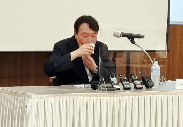 야권 대권주자인 윤석열 전 검찰총장이 6일 대전을 찾아 언론 간담회를 하면서 물을 마시고 있다. 연합뉴스