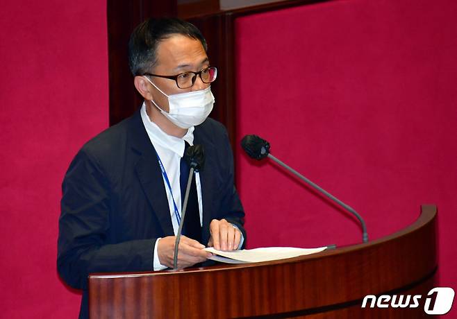 (서울=뉴스1) 오대일 기자 = 1일 오후 국회에서 열린 본회의에서 더불어민주당 박주민 의원이 의사진행 발언을 하고 있다. 2021.7.1/뉴스1