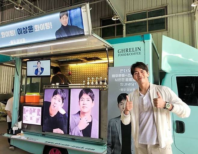 I only heard Umji, but hes handsome.Actor Lee Sang-yoon has certified Coffee or Tea sent by Lee Bo-young.Lee Sang-yoon agency Jay Wide Company said on July 8th in the official Instagram, Umji Chuck Celebratory photo in the warm cheer of Lee Bo-young Actor who arrived at One the WomanLee Sang-yoon Actor and posted two photos.Lee Sang-yoon in the photo beams in front of Coffee or Tea, who has thrilled fans with his handsome look and warm smile.Jaywide Company cheered Lee Sang-yoon, adding: One the Woman Fighting!The netizens who saw this responded such as You are also a good sister, I am expecting, Boyoung Actor who is beautiful in heart.Lee Sang-yoon made his debut in the 2007 film Color Immediate Construction Season 2 and appeared in the drama Air City, My Daughter Seo Young Lee, The Second Twenty Years Old and VIP.Lee Sang-yoon is meeting with the public in various fields such as entertainment, CF, and play as well as acting activities.Lee Sang-yoon stars in the SBS drama One the Woman, which is scheduled to air in 2021.