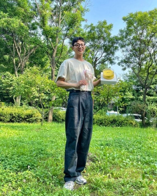 Shin Hyun-soo posted a picture on his instagram on the 8th with an article entitled Thank you to all those who celebrated your birthday.In the photo, Shin Hyun-soo is smiling with his birthday cake in his hand, and round horn-rimmed glasses and casual jeans add warm charm.Shin Hyun-soo recently appeared in the MBN Drama Bossam - Stealing Destiny. In the Drama, Shin Hyun-soo was loved for expressing his unbearable love for Kwon Yu-ri (played by Su-kyung).Bossam successfully ended with the highest audience rating among MBNs previous Dramas.