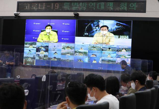 서울시구청장협의회장인 이동진(화면 오른쪽 위) 도봉구청장이 8일 서울시청-자치구 간 영상회의로 열린 서울시·자치구 코로나19 특별방역대책회의에서 발언하고 있다. 연합뉴스