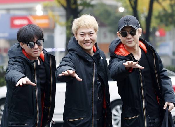 2017년 11월 NRG 노유민, 이성진, 천명훈이 서울 여의도 KBS 신관 공개홀에서 열린 KBS 2TV '뮤직뱅크'(이하 뮤뱅) 리허설에 참석하기 위해 방송국으로 들어선 모습이다.(왼쪽부터)/사진=뉴스1