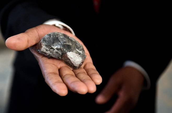 지난 7일 언론에 공개된1174캐럿에 달하는 다이아몬드 원석. 사진=AFP 연합뉴스