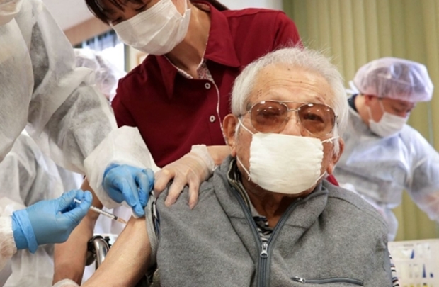 도쿄의 한 노인이 코로나19 백신을 맞고 있다./AFP연합뉴스 자료사진(기사 내용과 무관함)