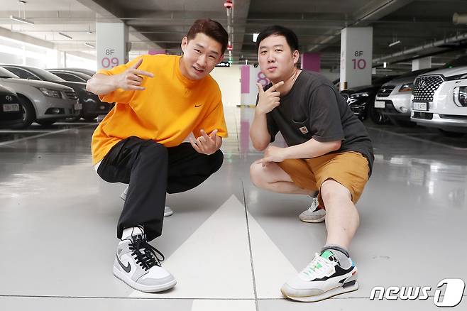 개그맨 신규진, 최우선이 5일 뉴스1과의 인터뷰에 앞서 포즈를 취하고 있다. 2021.7.5/뉴스1 © News1 민경석 기자