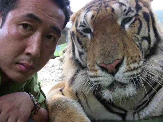 대전 오월드 맹수 사육사인 문진호 씨가 과거 호랑이와 함께 찍은 사진. 문진호 사육사 제공