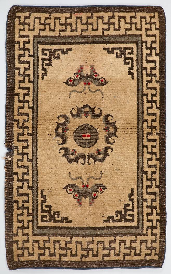 나비문양 전통 카펫