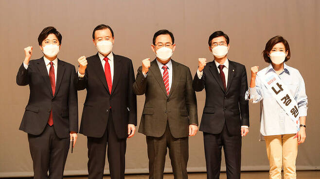 국민의힘 합동연설회에서 기념 촬영을 하고 있는 당대표 후보자들 (사진=연합뉴스)