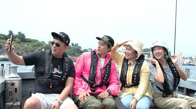 Comedian Kim Min-kyung and actor Goo Bon-seung met again in Jeju Island.Kim Ji-hye, Joon Park and Kim Min-kyung are invited by Goo Bon-seung to visit Jeju Island on JTBC no.1 can not be broadcast on July 11th.Kim Min-kyong, who reunited with Goo Bon-seung in three months at Jeju Island, asked, Did not I bother you by sending letters often?Goo Bon-seung replied, It is not annoying. You are the only one who texts. He made the cast watching the two in the studio heartbreak.Fishing enthusiast Goo Bon-seung prepared a boat fishing for the three who visited Jeju Island.Especially for Kim Min-kyung, I rented an open car and admired it.When I got a time alone in the open car, Goo Bon-seung made Kim Min-kyung a pink atmosphere by taking care of the nausea.On the other hand, Kim Ji-hye grumbled, I want to ride an open car, and cried out the window, Min Kyung-ah ~ good!Soon, four people on board the fishing boat prepared by Goo Bon-seung started fishing in earnest.Goo Bon-seung showed off his sweetness by kindly informing beginner Kim Min-kyung of fishing.The two shared a natural touch and thrilled those who came closer to each other.Meanwhile, Joon Park was a fishing genius by snatching a moonfisher at once in his first sea fishing.The captain also said, It is the size of a general fisherman in his second year. Joon Park, who has been a contributor, continued his pride and laughed.