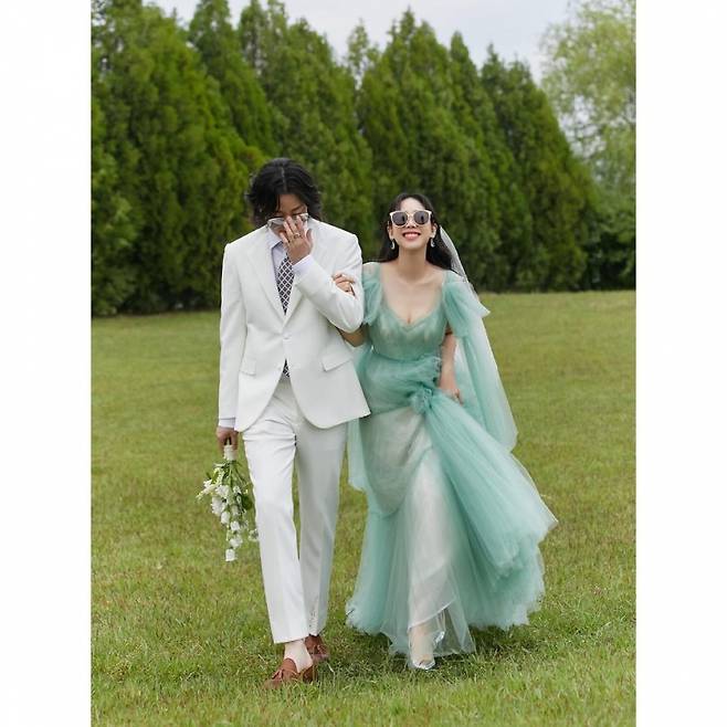 ▲ 루이(왼쪽), 유성은 웨딩 화보. 출처| 유성은 인스타그램