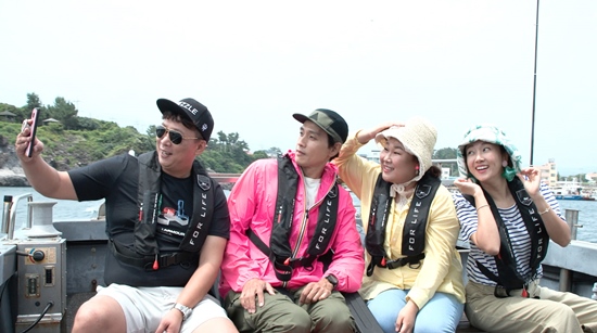 In the JTBC entertainment program No.1 Cant Be (hereinafter referred to as no.1), Kim Ji-hye, the Joon Park couple and Kim Min-kyung are invited by Goo Bon-seung to find Jeju Island.Three months on Jeju Island, Goo Bon-seung and The Slaphan Kim Min-kyong asked, Did I not bother you because I sent SMS often?Goo Bon-seung responded, Its not bothering you; youre the only one who does SMS, and made the cast watching the two in the studio heart-throat.On the day, fishing enthusiast Goo Bon-seung prepared a boat fishing for the three people who visited Jeju Island.Especially for Kim Min-kyung, I rented an open car and admired it.When I got a time alone in the open car, Goo Bon-seung made Kim Min-kyung a pink atmosphere by taking care of the nausea.On the other hand, Kim Ji-hye grumbled, I want to ride an open car, and cried out the window, Min Kyung-ah is good!Soon, four people on board the fishing boat prepared by Goo Bon-seung started fishing in earnest.Goo Bon-seung showed off his sweetness by kindly informing beginner Kim Min-kyung of fishing.The two shared a natural touch and thrilled those who came closer to each other.Meanwhile, Joon Park was a fishing genius by snatching a moonfisher at once in his first sea fishing.The captain also said, It is the size of a general fisherman in his second year. Joon Park, who has been a contributor, continued his pride and laughed.The pink fishing date scene of The Slap Kim Min-kyung and Goo Bon-seung in Jeju Island can be found at 10 pm no.1 on the 11th.Photo: JTBC