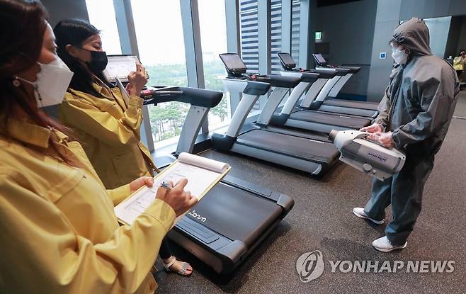 주기적인 소독 여부도 점검 대상 (서울=연합뉴스) 홍해인 기자 = 6일 오후 서울 송파구 롯데월드타워 내 피트니스센터 무브360에서 구청 직원 등 정부합동점검단 관계자들이 코로나19 방역 상황을 점검하고 있다.
정부는 합동방역점검단을 구성해 수도권 내 학원·교습소, 실내체육시설, 종교시설, 노래연습장, 목욕탕, 유흥시설, 식당·카페 등 고위험 다중이용시설 7종을 대상으로 방역수칙 준수 여부를 점검 중이다.
최근 확진자가 많이 발생하고 있는 서울 강남구, 서초구, 송파구 소재 시설이 우선점검 대상이다. 2021.7.6 hihong@yna.co.kr