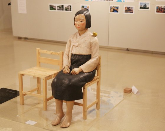 6일 일본 아이치(愛知)현 나고야(名古屋)시의 공공 전시장인 '시민 갤러리 사카에'(榮)에 일본군 위안부 피해자를 상징하는 '평화의 소녀상'이 설치돼 있다.   일본의 공공시설에 소녀상이 전시된 것은 2019년 8~10월 열린 '아이치 트리엔날레'의 기획전 '표현의 부자유전(不自由展)·그 후'에 이어 1년 8개월여만이다.   일본 우익 세력 등이 소녀상 설치를 세계 각지에서 방해하는 가운데 일본에서 어렵게 전시회가 개막했다. 연합뉴스