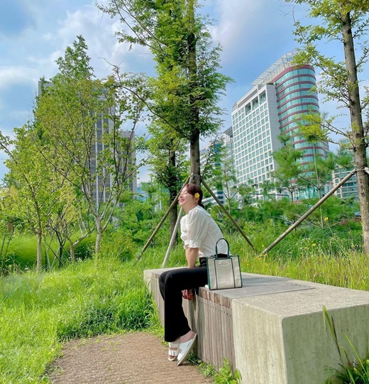 Actor So Yi-hyun, 37, showed off her refreshing charm.So Yi-hyun posted several photos on his Instagram on the 12th with an article entitled Ive put flowers on my head, I feel the best.The photo shows So Yi-hyun sitting somewhere enjoying the sunshine. So Yi-hyun is wearing a white blouse, a mule and black slacks.Here, So Yi-hyuns beautiful look, which puts Yellow-bellied slider flowers in your ears, is admirable.His skin is immaculate and his features are eye-catching, and his slender figure, which is 170cm tall in profile, is also impressive.So Yi-hyun has two daughters in 2014 with Actor In Gyo-jin (41) and marriage,