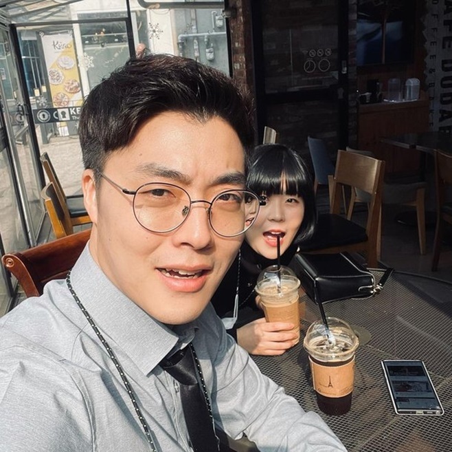 Comedian Ha Jun-soo, 32, who is in his prime as a Hakaso, was hit by a marriage announcement with a gag woman, An Ga-yeon, 32, who is in public love.But it seems that he will not fully enjoy his joy. The controversy was at the center of the controversy over the alleged Transfer Love from his ex-lover.Despite the fact that the authenticity has not been confirmed, reckless criticism continues.On the 11th, an online community site posted an article sniping Ha Jun-su.Mr. B, who claimed to be Ha Jun-sus ex-girlfriend, posted an article entitled Comedian H (Ha Jun-su) and Comedian A (Ahn Ga-yeon) and said he was a person who promised to live with Comedian H, who became more famous as a caricature than gag for eight years from December 12, 2010.In the article, Mr. B said, Before I broke up, I made my debut as a webtoon on a site rather than gag, and I was having an affair with a famous artist.I did not mention my real name in the article, but recently, Ha Jun-su MBC What do you do?And it was possible to guess that it was two people in that Ahn Yeon-yeon was drawing a webtoon under the name of Chukapi.Mr. B said in his article, One day, my boyfriend suddenly broke up with me, and while I was struggling to come down to my home, I put up a story about the fishing trip together with Sigi who lived with me as if she were teasing me on the webtoon.I did not receive a proper apology from both people.There is a CCTV video of two of us riding a motorcycle and going home during the day when I went to work at the house where we lived, he said. They deceived me without a word of apology until the end, saying that I was wrong and they had an affair.Mr. B recently mentioned that Ha Jun-su and Ahn Yeon-yeon appeared on the YouTube channel operated by Lee Yong-jin and made a marriage announcement. He is a proud marriage announcement on the pros of senior comedian.I am angry at the reason why I ignored me until the end and I lied about the background and the background and I was deceiving because I was in love for two years. I am complaining, I am receiving a letter saying that I am filing a claim for damages, he said. I want to get an apology.I will find a lawyer tomorrow and talk to them through a lawyer.  It takes a long time to raise my head to the professor who said that he may have cancer after breast cancer recurrence.I started living with my parents on condition of marriage within a year, and I lived like cancer was a big sinner. After the revelation, the YouTube channel Hakaso operated by Ha Junsu and the Echichu channel operated by Ahn Ga Yeon continue to criticize the contents.The image put up as Hakaso seems to collapse at a moment.In addition to the TVN Comedy Big League, which is currently appearing on the show, Ha Junsu has been loved as a distinctive caricature by appearing in a big entertainment program of terrestrial and cable.But now Comedy Big League has been a problem for the production team since this weeks recording.Of course, what happened between men and women is not something that should be criticized. It is too private, even if the agreement between the parties has been reached or not.Nevertheless, if Mr. Bs claim is true, it seems inevitable to strike the image at the moral level.Some netizens are also angry with the fact that there is no clear explanation or apology.Although it is an individual, there are opinions that it is disappointing as it is Sigi which is popular in the midst of the popularity.On the other hand, the same community has posted a message from a netizen who claimed to be a subordinate, but the authenticity has not been confirmed.The author of the article said, I will not deny the entire claim of Mr. B.I also acknowledge that there was something that would hurt the writer, he said. The claim that I did not receive an apology is not true.After the incident on November 7, 2018, I continued to apologize to the writer repeatedly and repeatedly, and I was officially separated under the agreement with the deceased due to moral responsibility. The writing has clearly revealed the stories that even if you are formally dating a yeon, or even if you are marriage, you can congratulate me sincerely.I decided that I should clean everything up and start again because it seemed not to be a moral.After that, I confirmed clearly that the relationship with the writer was completed and then confessed to the deceased. I thought that I did not publicize it because of the sorryness and gratitude for the parts that urged my mother to hide the cancer of my girlfriend and my mother during the cancer battle.After this, the writer had a malicious mind to me, and even though I officially arranged the relationship politely and politely at the time, I was also hurting because I was spreading the story about me on the public Internet again, said Ha Jun-su.