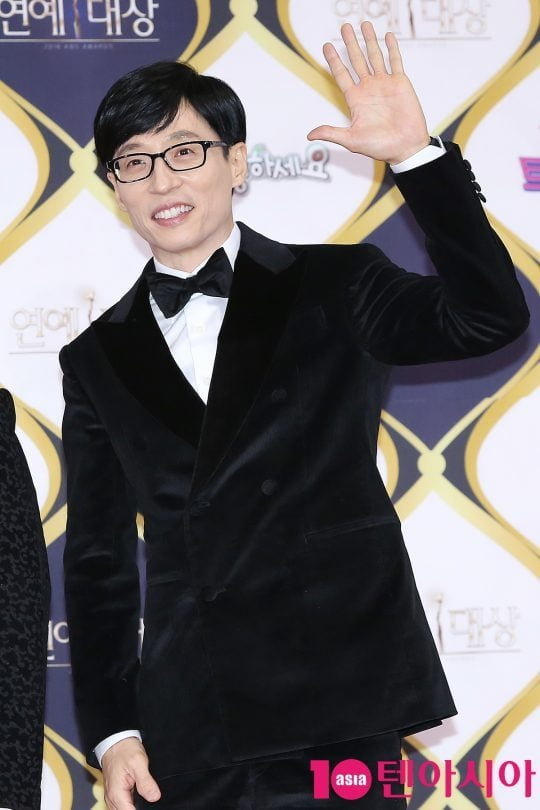 If you look at Lee Juck of the broadcaster Yoo Jae-Suk, this is a phrase.Nestling in his new agency, he joined hands with singer You Hee-yeol following close broadcasters Shin Dong-yup and Song Eun-yi.Yoo Jae-Suk, who has been building trust for a long time, has been making a consensus.National MC Yoo Jae-Suk has joined hands with Antenna, who is headed by singer You Hee-yeol.Antenna said on Friday that she had signed an exclusive contract with Yoo Jae-Suk.I will give full support to the new Top Model in the free and pleasant atmosphere of Antenna, he said.Yoo Jae-Suk also said through his agency, I am excited and happy to be with my close colleagues who have known for a long time.Antenna has talented musicians such as You Hee-yeol, Jung Jae-hyung, Toy, Lucid Paul, Peppertons, Jung Seung-hwan, Kwon Jin-a, Sam Kim,This is the first time The Artist from other fields of music has joined.Antenna plans to join the Yoo Jae-Suk and to showcase the contents that can create synergies in both music and entertainment, so that the artists can participate more actively in the project planning and expand to various areas.Earlier, when it was announced that Yoo Jae-Suk had expired with FNC Entertainment, the enter industry was in great swing.His move to the top for decades is the Enter-based Big Deal itself.Lee Jucks spread of his ransom, and his observations were that he was worth about 10 billion won to 20 billion won.It is not an exaggerated ransom given the effect of Yoo Jae-Suks recruitment; when Lee Juck of Yoo Jae-Suk was announced in 2015, FNC shares jumped sharply.But Lee Juck of Yoo Jae-Suk wasnt beautiful every time; every agency that moved was making noise.In the past, Yoo Jae-Suk signed an exclusive contract with DY Entertainment (hereinafter referred to as DY), which is represented by Shin Dong-yup.Since then, DY has merged with Dichocolate Eentief (now Storm E & F), becoming a member of Dichocolate Eentief side by side.However, Shin Dong-yup later lost the management dispute and settled his relationship with his agency alone.In this process, there was some conflict with entertainers who had been together since DY days such as Yoo Jae-Suk.Later, when Yoo Jae-Suk moved to the FNC, he was involved in the alleged Share unfair trade of his band CNBLUE.At that time, CNBLUEs Lee Jong-hyun and Jung Yong-hwa were investigated by the prosecution for allegedly acquiring Lee Yong-haes agency Share for undisclosed information related to the recruitment of Yoo Jae-Suk (Lee Yongs important information under the Financial Investment Services and Capital Markets Act).Then Song Eun-yi, who was the first player in the recruitment of Yoo Jae-Suk, left the FNC.Yoo Jae-Suk met Song Eun-yi on TVN Yu Quiz on the Block and MBC What do you do when you play? I actively put me in the FNC and I fell out.Im actually very embarrassed, he said with a bone joke.Nevertheless, Yoo Jae-Suk once again believed in his colleague, this time choosing You Hee-yeol, who was breathing on JTBCs Sugar Man.According to his agency, Yoo Jae-Suk has shared his concerns about vision with CEO You Hee-yeol based on his long-standing trust and decided to join the new start by empathizing with the philosophy and culture of the free Antenna, which is centered on the talent and personality of The Artist.Antenna explained that the consensus between the two sides on the philosophy and vision of spreading good influence throughout the entertainment industry, while freely Top Model with talented good people and without being framed, played an important role in this decision.The recent acquisition of some stakes in Antenna by Kakao Entertainment has also been a major factor in the recruitment of Yoo Jae-Suk.Kakao has been aggressively investing in the entertainment industry since the official launch of Kakao Entertainment through the merger of Kakao Page and KakaoM in March.Kakao, which has the best MC, Yoo Jae-Suk, is expected to have a big impact on the industry.What future will the accompanying Yoo Jae-Suk and You Hee-yeol meet?Another shot at the hand of a colleague, Yoo Jae-Suks confident Choices is expected to produce beautiful results this time.