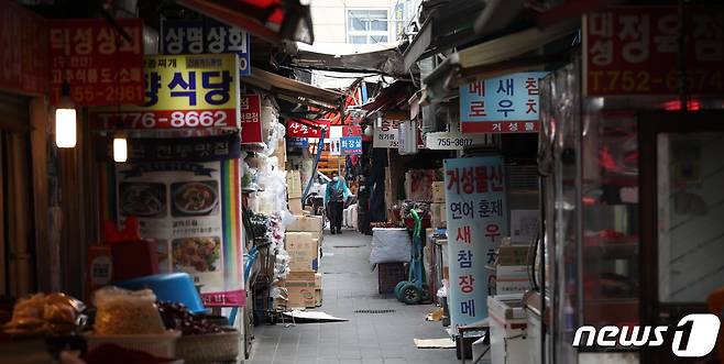수도권 지역에 사회적 거리두기 4단계가 시작된 가운데 13일 서울 남대문시장이 한산하다.2021.7.13/뉴스1 © News1 신웅수 기자