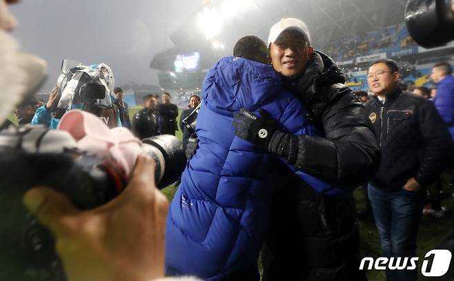 24일 오후 인천축구전용경기장서 열린 인천 유나이티드와 상주 상무의 '하나원큐 K리그1 2019’ 파이널B 37라운드 경기에서 인천이 후반 30분 문창진의 선제 결승골과 후반 43분 케힌데의 쐐기골을 묶어 2-0으로 승리, 유상철 감독이 선수단과 포옹을 나누고 있다. 2019.11.24/뉴스1 © News1 이동해 기자