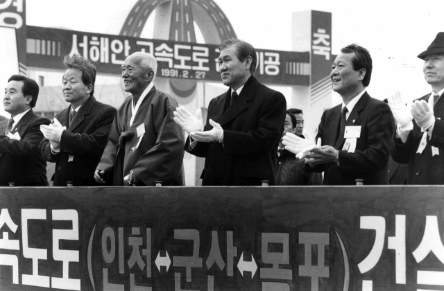 1991년 2월 27일 노태우 대통령이 인천 서해안 고속도로 기공식에 참석, 발파스위치를 누른후 박수를 치고 있다./연합뉴스