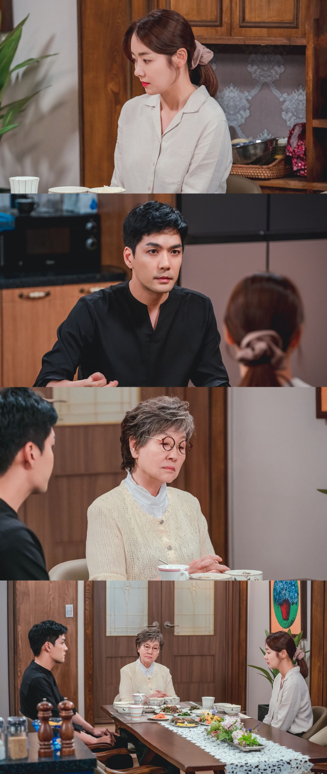 So Yi-hyun, Park Yoon-jae, and Ban Hyo-jung form a strange tension with a hard look.In the 7th KBS 2TV evening drama Red Guddu (directed by Park Ki-hyun / playwright Hwang Soon-young), which will be broadcast on the 14th, Kim Jemma (So Yi-hyun) who is full of anxiety about Choi Sook-jas outspoken remarks and Love Triangle (Park Yoon-jae) who can not keep an eye on her The DJ Ivy mix) spreads.In the steel released on the 14th, Kim Gemma, Yoon Ki-seok and his grandmother Choi Sook-ja are eating together, and their unexpected meeting is attracting attention.Kim Gemma is not able to lift her head properly in front of Choi Sook-ja, and she shows a nervous feeling, while Yoon Ki-seok looks at her rigidly intricately.It is noteworthy what each of the thoughts that shook the head of the two people in the mixed gaze of Kim Gemma and Yoon Ki-seok will be.Especially, Choi Sook-ja is a strong and cool personality, and Kim Gemma and Yoon Ki-seoks feelings do not care about it, and they spread sharp words and form an atmosphere like ice sheet.However, in the eyes of Choi Sook-ja, who seems to be in trouble, he is wondering how the three people will draw the story in the future because he has guessed his hidden plan as much as the temperament that led the loan business.Kim Gemma first met with Yoon Ki-seoks car, and then reunited as a representative of the Korean restaurant and an interviewer.Yoon Ki-seok, who recognized her at once, gave a notice of rejection with the village killer, and Kim Gemma also confronted her.Kim Gemma noticed his presence late, but could the relationship between the two men, who had been misunderstood and misplaced, be restored?In this episode, the episode in which Kim Gemma and Choi Sook-ja are connected unfolds and the relationship between the characters that will be closely tied up is revealed in earnest.In particular, Min Hee-kyung and Kim Gemma will be unexpected, centering on Choi Sook-jas two grandchildren, Yoon Ki-seok and Yoon Hyun-seok, and their relationship with the confrontation will open a full-scale prelude.I hope it will be a lot of expectations.Meanwhile, the 7th KBS 2TV evening drama Red Guddu will be broadcast at 7:50 pm on the 14th.