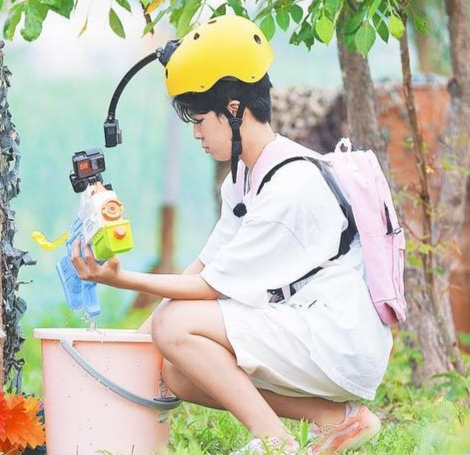 The New Era project released the behind-the-scenes cut of the TV ship Mulberry monkey school through the official Instagram on the 14th.Jung Dong-won seriously puts water in Water gun in public photoJung Dong-won, who has recently captivated his fanship with a young Prince charisma on stage, is enthusiastic about the Water gun play in the picture as a child of heaven.The New Era project said: Around World in six countries with TOP6.The World Travel Suppong Tour, which is a wonderful preparation for healing, experience and tourism, asked for the expectation of Mulberry monkey school which is broadcasted at 10 pm on the day.moon wan-sik
