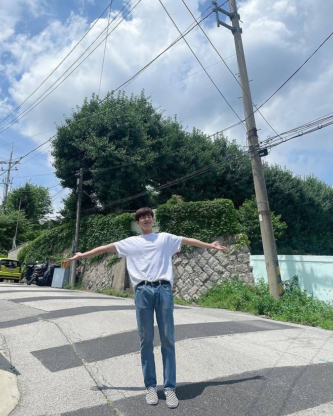 Kim Seon-ho posted two photos on his Instagram on the 14th with an article entitled Watch the Heat.The picture shows Kim Seon-ho, who is wearing white tees and jeans and opening his arms, with a large height, a fresh smile and a refreshing atmosphere that captures the Sight.Meanwhile, Kim Seon-ho is appearing on KBS 2TV 1 night and 2 days. In August, TVN drama Gang Village Cha Cha Cha Cha will meet viewers.Photo = Kim Seon-ho Instagram