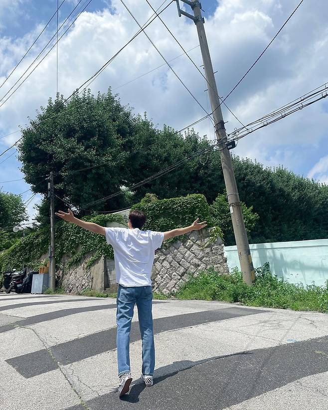 Kim Seon-ho posted two photos on his Instagram on the 14th with an article entitled Watch the Heat.The picture shows Kim Seon-ho, who is wearing white tees and jeans and opening his arms, with a large height, a fresh smile and a refreshing atmosphere that captures the Sight.Meanwhile, Kim Seon-ho is appearing on KBS 2TV 1 night and 2 days. In August, TVN drama Gang Village Cha Cha Cha Cha will meet viewers.Photo = Kim Seon-ho Instagram