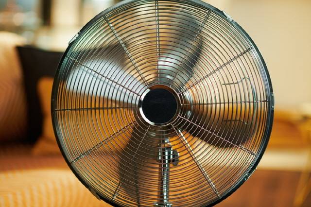 밀폐된 공간에서 선풍기를 틀고 잤다는 이유로 사망할 가능성은 희박하다./사진=게티이미지뱅크