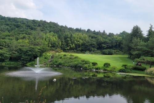 파3 서코스 6번 홀에서 티샷 온그린을 하면 캐디가 분수를 쏘아올린다. 송 대표의 재미난 아이디어다.