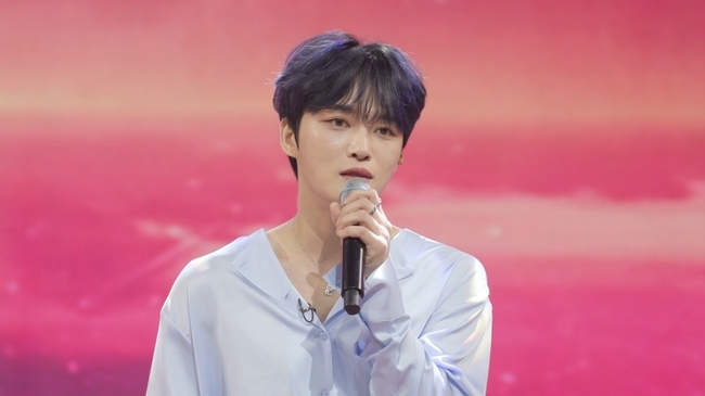 Lim Young-woong and Hero Jaejung Jaejoong met.On July 15, TV Chosun Calling the Applicants - Romantic Call Centre of Love, TOP6 plays a sweet song confrontation with the entertainment industrys Sweet Voice Jungyup - Lee Ki-chan - Seo Ji-seok - Lim Kang Sung - Jaejoong - Ha Sung Woon.Jungyup - Lee Ki-chan - Seo Ji-seok - Lim Kang-sung - Jaejoong - Ha Sung-woon, so-called Honey6 appeared singing with a voice that fell in honey.From Seo Ji-seok, who learned only among Honey6, but rose to bee of Dark Horse, to Ha Sung-woon, a sweet-scented baby bee, the representative honey voices of the entertainment industry were on the show.In particular, when the drama Yain Age OST hero Lim Kang-sung, who recorded the highest audience rating of 57%, appeared, TOP6 stormed into the stage, and the intense reaction of TOP6, which was in a state of excitement, including Lim Young-woong, who turned into a wilderness with two fists, laughed.In the full-scale confrontation, Singer Jungyup, the original of the millstone method, called Kim Hyun-siks Like Music Like Rain, Jaejoong, the hero Jae-jung, and Shin Sung-woos Seosi, Young-taks Chonbuji, Jang Min-Hos Kim Yong-ims Twelve Row, and Lee Ki-chans Fly to the Skys Heart Apology The song showdown that boasts various charms made the studio hot.In particular, Heros battle in the exciting battle of Hero, who was tensely confronted with God Lim Young-woong, who revealed Heros real name and I informed Hero to the whole world, caught the attention.Here, Jaejoong, who was in charge of the East, said that there are TOP6 members who did not meet even if they wanted to meet for 8 months, and who will win the victory of Hero contest, and who is the TOP6 member who Jaejoong wanted to meet so much is increasing interest.In addition, one of the TOP6 members praised all the performers with the Nothing Better Duets stage with Jungyup, a sweet voice pronoun.The fantastic Duets stage of the two draws a standing ovation of Lim Young-woong and a restless admiration of Jang Min-Ho, and there is a curiosity about the TOP6 member who set the stage with Jungyup.Jungyup, who finished the stage, revealed his deep relationship with Trott, who had been accumulated since his military days, and made the scene a crucible of enthusiasm by introducing trot medley with rhythm.In addition, the newly introduced last-minute flip-flop chance Lucky Roulette ship unit confrontation has raised the heat.In order to get the right to use Lucky Roulette, Jungyup - Jaejoong sang Yoo Jae-has Because I Love You with an beautiful tone, and Lee Chan-won - Kim Hee-jae sang Jang Yoon-jungs Bean Pod with cute choreography that makes him smile.Attention is focusing on which team will get the chance to Lucky Roulette in a unit confrontation that melts everyones hearts at once.
