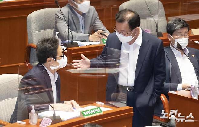 대화하는 김부겸 국무총리-황희 문화체육관광부 장관