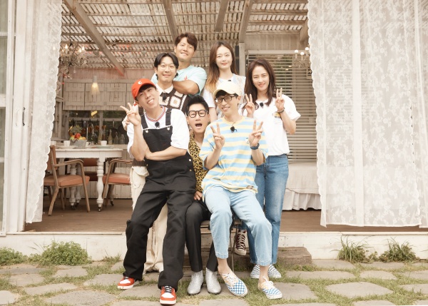 Running Man will hold an online fan meeting for the 11th anniversary of broadcasting.On the 15th, SBS entertainment program Running Man announced that it will open global online fan meeting on September 5th.Running Man, which celebrated its 11th anniversary this year, has met overseas fans with various fan meeting performances every year since 2013.In December 2019, he successfully held a fan meeting with more than 10,000 fans in Ho Chi Minh, Vietnam.Last year, it was scheduled to hold a fan meeting in Manila, Philippines in February, but it was postponed due to Corona 19.Nevertheless, the fan meeting sold out 10,000 seats in an hour after opening the ticket, showing the power of Running Man.Although Corona 19 is still continuing worldwide, Running Man members have prepared Online fan meeting to meet non-face-to-face in order to repay the love of global fans who always keep on answering.The members will gather together with global fans through the Lantern Fan Meeting to share their regards and have a good time together.The Running Man 2021 Online fan meeting will be held at NP XR STAGE, planning and producing at NP C & C, a brand experience content solution company.The reservation will be held at 1 p.m. on the 16th (Korea time) through Interpark.SBS is provided.