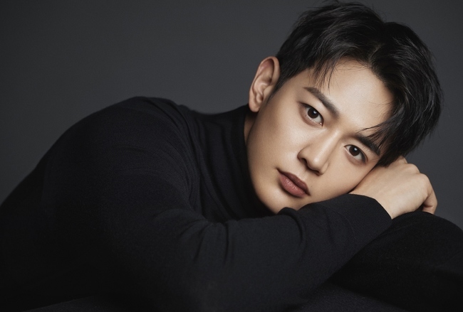 A new Profile has been unveiled, featuring a deep atmosphere of Choi Min-ho (SHINee Minho).Choi Min-ho, who was released by SM Entertainment on July 16, quickly fascinates those who see the unique sensibility from the pose of a natural atmosphere to the lyrical eyes that catch their attention.Choi Min-ho, who has revealed his aura of alluring and deep aura with a city-wide mood, said, I want to meet more diverse characters in the future. Therefore, through the mature maturity that has become more complete, I expect what kind of acting he will draw as an actor in the future.