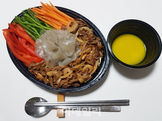 계속 되는 찜통더위와 다이어트로 입맛이 영 없던 날, 마이셰프 ‘채소가든 양장피’ 밀키트를 조리해 시식해봤다. 산뜻한 채소 재료들과 소스 맛이 입맛을 돋게 해준다.(사진=김범준 기자)