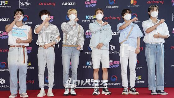 Group ONF attends the 2021 Together Again K-POP Concert held at the SK Olympic Handball Stadium in Seoul Songpa District Olympic Park on the afternoon of the 17th and has photo time.