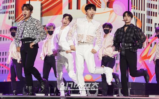 Group AB6IX is performing on stage at the 2021 Together Again K-POP Concert held at the SK Olympic Handball Stadium in Seoul Songpa District Olympic Park on the afternoon of the 17th.