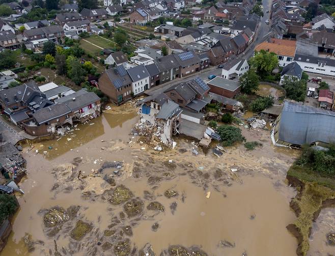 기록적인 홍수로 인해 에르프트 강이 둑을 넘어 주택가를 덮쳐 엄청난 피해를 입혔다.  AP연합뉴스