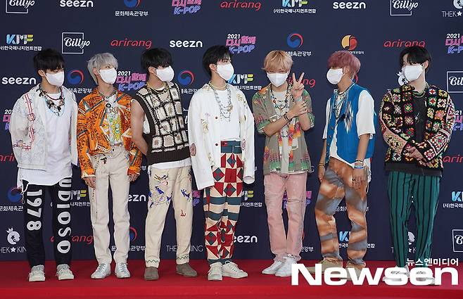 NCT DREAM poses at the 2021 Again K-POP Concert photo wall event on the afternoon of July 17.Photos offered: Korea Management Association