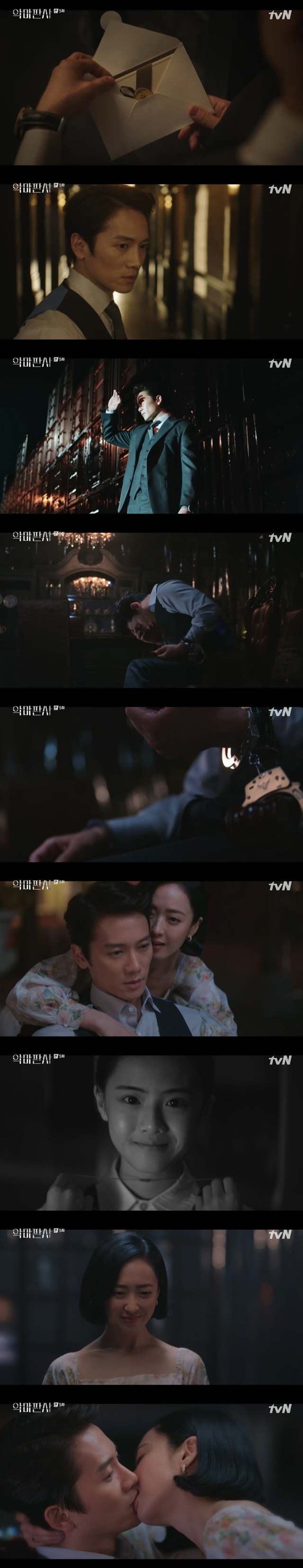 Kim Min-jung tied Ji Sung to the Chair and forced him to kiss, hinting at past history.In the 5th episode of TVNs Saturday Drama The Devil Judge (played by Moon Yoo-seok/directed by Choi Jung-gyu), which was broadcast on July 17, Jim Seona (played by Kim Min-jung) showed interest in Kang.Ga-on Kim (Ji Sung) shared his past history of death by half-brother Kang, but said, It is a crime to use trial as a tool, and John said, I do not remember asking you to understand.I dont need to understand, I want to be in front of you, I want to be in front of you, I want to be in front of you, I want to be in front of you, I want to be in the right direction.When Ga-on Kim said he would leave the court, he said, Come back to the court, its fun, its with you.Ga-on Kim began to gain popularity like idols for saving and injuring John in the bombing.At that time, Cha Kyung-hee (played by Jang Young-nam) secretly stole the wound of his son Lee Young-min (played by Moon Dong-hyuk) who received Tae-hyung and shed tears.Kang started to chase after knowing that there was someone behind Cha Kyung-hee who moved public opinion through broadcasting.Ga-on Kim went back to the former police officer who covered the cathedral fire with the police Yoon Soo-hyun (Park Kyu-young), and Yoon Su-hyun continued to suspect about the river, but Ga-on Kim asked, How much did you get from the foundation?When he ran away, Yoon Soo-hyun began to doubt the foundation.With him, the past history of Yoon becoming a police officer for his friend Ga-on Kim, who has been in constant trouble, was revealed.Lets go out, but Yoon Soo-hyun responded, Its too late to do that.The trial court took charge of the sexual assault case of Actor Nam Seok-hoon, and the prosecution insisted on physical castration and drove Kang to the corner.Jin Seona deliberately brought Nam Seok-hoon into the case through Cha Kyung-hee and made a difficult problem for Kang John.If John does not give a castration, the people will be disappointed, and even if he does, he will be in favor of the end.Ga-on Kim opposed castration, but Oh Jin-ju (played by Kim Jae-kyung) approved.When the public was satisfied with the ruling of the coercion, Jeong Seon said, Is this how I do my homework?Then he took a letter and went to the place, fainting after being hit in the back of his head; John was tied to Chair, and Jeong Seon appeared and was back-hugged.