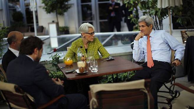 2015년 7월 당시 웬디 셔먼 미 국무부 정무차관이 이란 핵 협상이 열린 오스트리아 호텔에서 존 케리 국무장관과 대화하는 모습. 웬디 셔먼 정무차관은 당시 이란과의 핵 협정(JCPOA) 타결을 주도한 인물.