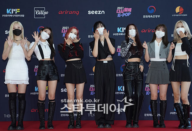 Singer Dreamcatcher has a photo time at the 2021 K-POP concert held at Seoul Songpa District Olympic Park and Seoul SK Olympic Handball Stadium on the afternoon of the 17th.