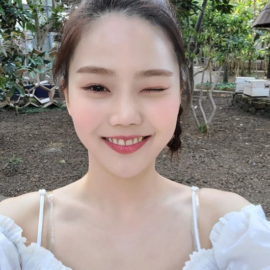 On the 17th, OH MY GIRL Choi Hyo-jung posted a number of photos on his instagram.This photo is taken at the scene of OH MY GIRL Dundon Dance music video shooting.Choi Hyo-jung in the photo is making various facial expressions.His extraordinary beauty and cuteness shot the hearts of official fan club Miracle and netizens.On the other hand, OH MY GIRLs new song DUN DANCE, which he belongs to, not only won the top of the major music charts in Korea immediately after its release, but also surpassed 10 million views in 32 hours after the release of music broadcasts and music videos.In addition, it has also ranked # 1 on the Hanter Weekly music chart and the Gaon Digital Comprehensive Chart, showing strong power of sound source down the top-class girl group with Melon Hits24 charts along with Nonstop and Dolphin, which were released last year.Photo = OH MY GIRL Choi Hyo-jung Instagram