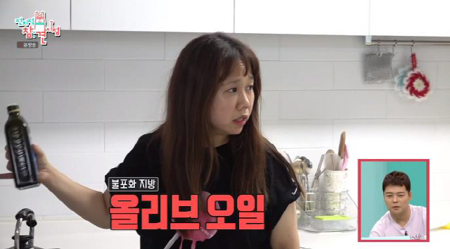 Unlike Hong Hyon-hee, who lost 10kg, Manager was 106kg.In MBC Point of Omniscient Interfere (hereinafter referred to as Point of Omniscient Interfere) broadcast on the 17th, Han Chae-youngs daily life was like that.Hong Hyon-hee, who became a hot topic because he lost weight, pointed out that someone gets steamed when I fall out.Hong Hyon-hee joked to Manager, who was a fitness trainer, I dont work out, so it seems to get steamed more rapidly, so I look smaller. Thank you.Unlike last year, when former trainer Manager worked out before work and slimmed, the exercise equipment has long been a hanger. The cycle has been a while.In the past, I had a habit of being a trainer, but now I have abandoned it. As soon as he opened his eyes, Manager climbed the scales and sighed at the weight of 106kg.The refrigerator, which contained only healthy food, was full of instant food. Unlike the manager who lay down for breakfast and lay down, Hong Hyon-hee was enthusiastic about morning exercise.Kim Myung-sun, who had lost 20kg in the jumping exercise, was again 15kg.The 10kg-loss Hong Hyon-hee surprised everyone with a slim face type; Hong Hyon-hee also changed her lifestyle.After finishing the exercise, Hong Hyon-hee drank lotus tea instead of cool water and worked hard on body care.Hong Hyon-hee made a cookie using rice paper following the car; oil also used olive oil.Hong Hyon-hee said, People are going to change, and prepared a soy noodle full of plant-based bean noodles. Hong Hyon-hee continued to recommend to Manager health foods.It was the exact opposite of last winter.Hong Hyon-hee said, Some people do not deliberately remove the picture. Manager was confident that I can go back whenever I like.Hong Hyon-hee jumped lightly and headed for the shop, where the shop staff were surprised that Manager is too fat, I couldnt recognize him.Manager brought a cup of Hong Hyon-hees coffee to the burger shop and bought himself a snack.Manager, who was going to get the car out, rushed to the burger Mukbang in the VIP room; Hong Hyon-hee, who witnessed it, said, I was very surprised.Its my old self, he teased.I can eat, Manager cheekily replied to Hong Hyon-hees words, Did you buy one?Hong Hyon-hee ate healthy and fresh snacks, unlike snacks that were high-calorie-oriented while moving.Hong Hyon-hee and the two of them ate the prepared doughnuts hard for the next recording.Unlike Hong Hyon-hee, who tastes only two mouths and puts them down, Manager continued to inhale doughnuts.The recording, which started after the snack, Hong Hyon-hee continued shooting with a slim face.On the other hand, Manager ordered dinner after shooting and ordered a special size of Haejangguk.MCs watched the manager who was eating, and they were surprised to say, It is a goal of heaven and earth and Live in the snow.Hong Hyon-hee and Manager decided to go to help Hong Chun-seok broadcast.Hong Seok-cheon coveted the Manager of Hong Hyon-hee, and welcomed him with pleasure.But with the way its changed, Hong Seok-cheon said, Youre doing this. What are you talking about? Whats going on?Hong Seok-cheon, who is 15kg more steamed, boasted Managers abs, saying, Our Manager is working out for two hours a day.Hong Seok-cheon said, What can you show me? And Manager said, I can show you something big in a moment, but the response was not good.I dont want to see it too much, you really cant, said Hong Seok-cheon, lamenting.After exercising, at mealtime, Hong Seok-cheon prepared Schwein Haksen; he also decided to make Poopponkery.Although he was besotted with pranks, Hong Seok-cheon took a careless look at Hong Hyon-hee Manager.When can you be a manager? Manager coveted the position of Hong Seok-cheon Manager.Hong Seok-cheon said, If you are finished with your schedule today, go to your brothers house. Manager said, You have to take your sister home.Hong Hyon-hee said, I can take a taxi.