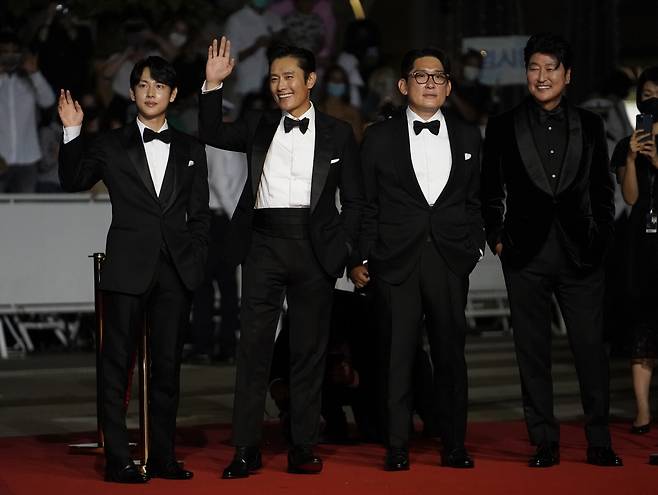 Although Korea film failed to enter the competition, the performance of Korean filmmakers was the 74th Cannes International Film Festival, which was more brilliant than ever.The 74th Cannes International Film Festival, which boasts the highest authority of the Worlds three major film festivals, closed on Thursday after a two-week long journey.The closing ceremony and awards at the Cannes Paled Festival Lumiere Grand Theater were won by Titan (TITANE) directed by France-born Julia Duconau.At the Gina Rodriguez 73rd Awards, Bong Joon-hos parasite won the Palme dOr award, raising hopes that the second Bong Joon-ho, or the second parasite will be born at the awards this year, but the Korean film was not invited to the competition.Nevertheless, Korean filmmakers who proved to be World Clas shone Cannes.At the closing ceremony, Lee Byung-hun, the main actor of the Emergency Declaration (director Han Jae-rim), who was invited to the non-competitive section as Chungmuros representative actor, took the stage as a prize winner for the best actress.Park Chan-wook, who participated as a judge at the 70th Awards held in 2017, was awarded the screenplay prize at the closing ceremony.Lee Byung-hun is the first Korean Actor to be awarded the Cannes Film Festival.Lee Byung-hun, who was on stage, said, I am so happy to come here and congratulate all the winners. After greeting in French, he said, I am sorry I did not French well. This festival is very special to me, director Bong Joon-ho opened the film festival and Kang-Ho Song is a judge. Then he mentioned the director of the judging committee, Spike Lee, and laughed at the joke that he resembled himself and showed off his World Class Actor relaxedness.Bong Joon-ho was surprised at the opening ceremony on the 6th and announced the opening ceremony directly.The Cannes Film Festival kept a secret about whether Bong would attend the awards until the day, and used him as the best secret weapon in the opening ceremony.Bong mentioned last year when the awards were not held due to the pendemic caused by Corona 19 at the opening ceremony, saying, The film festival has stopped, but the movie has never stopped.I think that since the train was in the movie of the Rumier brothers, Cinema has never stopped on this earth.I believe that the great film makers and artists gathered here today are proving it. Bong also attended the rendezvous Avec event the next day and attracted attention with his unique witty gesture. He was attracted by the information about the next work known as mood and animation at the time of the suspect Lee Chun-jae of the Hwaseong serial murder, which became the material of his directing Memories of Murder, and his thoughts about the rapidly growing OTT platform.Kang-Ho Song will be presented at the awards, including the judging director Spikri, Senegalese director Marty Diop, Canadian and France singer-songwriter Milene Palmer, United States of America actor and director Maggie Gyllenhaal, Austrian director Yeshka Housener, France-born actor and director Melanie Laurent, and Brazilian Clever Mendonsa Phil He worked as a judge with France coach Actor Tahar Rahim.He became the Chunmuro Actor, the second Cannes judge after Jeon Do-yeon, the Queen of Cannes, who participated as a judge in 2014.Although Korean films failed to enter the competition this year, Han Jae-rims new film Emergency Declaration and Hong Sang-soos new film In front of your face were invited to the non-competitive category and released to World filmmakers.In front of your face team did not attend the awards for all actors including Hong, but the Emergency Declaration team was attended by Han Jae-rim, Kang-Ho Song, Lee Byung-hun and Lim Si-wan.The reality aviation disaster movie Emergency Declaration which takes place on a plane that declared unconditional landing in the face of a disaster situation of the past has been well received.Four applause burst out to prove the local reaction, and as the ending credits went up, the audience cheered and a 10-minute standing ovation rang.Cinema Treasure, a leading film magazine, said, It is an intense but very modern disaster movie about the emergency declaration.The United States of America NY Observer praised it as an air disaster movie of frighteningly timely, phenomenal tension, and AFP said, two and a half hours have been overtaken by Gina Rodriguez.The cicada, directed by the new director Yoon Dae-won, became a part of the Korean film that had to taste the pain of failing to enter the competition at the Cannes Film Festival.Came won second place in the Cinema Foundation and made a surprise performance.Yoon said, I am grateful that Cammy is the Graduate work, and I received a really good gift as the last Graduate gift at the school I attended for a long time.The Cinema Foundation is a section for the film students The Graduate works apart from the competition, and is considered to be the gateway for the next generation of new directors to the World stage.The short film Mammy, directed by new director Yoon Dae-won, who was invited to the Cinema Foundation category this year, was selected as the second of 17 works invited to the section and received a prize money of 11,250 euros (about 15.18 million won).Cammy is a 17-minute short film about the story of transgender who is prostitution on Sowol Road on a hot summer night.