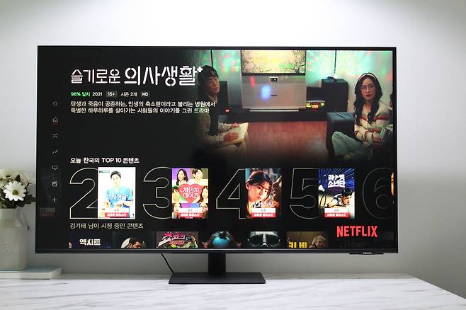 무선 인터넷 연결 만으로 넷플릭스, 유튜브, 웨이브, 티빙, 왓챠 등 다양한 OTT 서비스를 고화질로 즐길 수 있다. /윤진우 기자