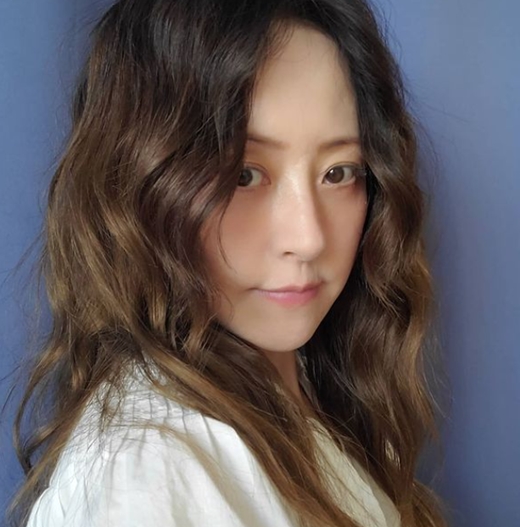 Broadcaster Seo Jeong-Hee has unveiled a selfie featuring beautiful looks.Seo Jin-Hee wrote a long article and posted two selfies on his 18th instagram with the explanation Bible reading with Seo Jin-Hee.Its a look of Seo Jeong-Hee, with immaculate Skins in wave hairstyle.Seo Jeong-Hee, 60, as UAGE, is admiring with a constant Doll-like visual.Seo Jeong-Hees daughter Seo Dong-joo is also active in broadcasting.Seo Dong-joo also inherits her mothers superior genes and boasts colorful beautiful looks.