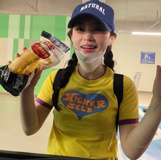 Singer Lee Hi showed off her fairy beautyOn the 18th, Lee Hi posted several photos on his Instagram with an article entitled Have you been happy to give me a hungry day...Banana or two? (Yes.).Lee Hi, in the public photo, is enjoying Banana in his hand, and he is wearing a yellow T-shirt that matches Banana and emits a youthful yet unusual charm.Especially, even though I wear a hat and a mask, I can not hide my beautiful look, and the loveliness added to my braided hair catches my eye.The netizens who saw this responded such as High Fairy and Beautiful look these days ... cute and real.