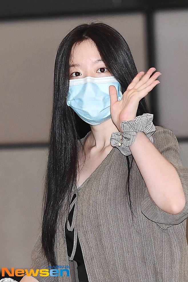 Woman) Children (G)I-DLE) member Yeh Shu Hua (SHUHUA) arrives in Taipei, Taiwan after finishing her schedule at the Incheon International Airport in Unseo-dong, Jung-gu, Incheon, on the afternoon of July 18.